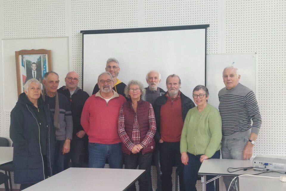 Le maire, Christian Le Maître, entouré de bénévoles et de Yannick Bourse, lors de la réunion, en mairie, du 20 février.