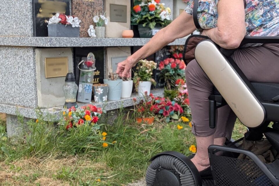 Une butée empêche Marie de déposer une bougie pour son époux.